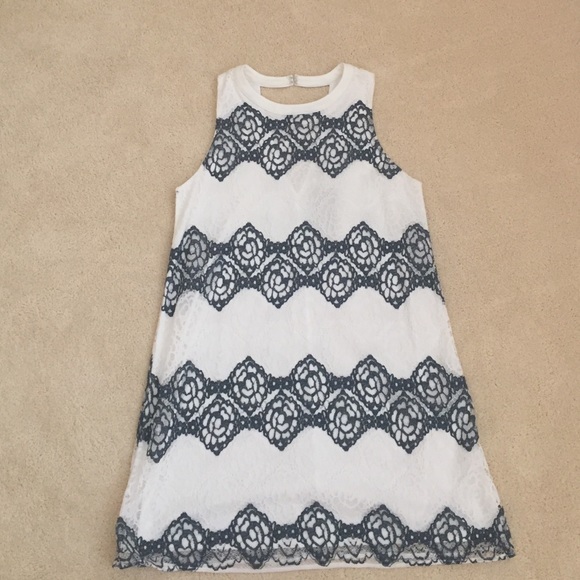Francesca’s White and Navy Lace Dress - Picture 3 of 3
